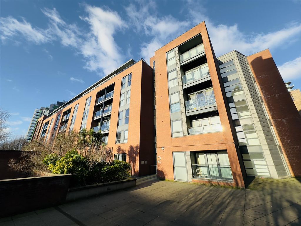 1 bed flat for sale in Quebec Building, Bury Street, Salford M3, £120,000