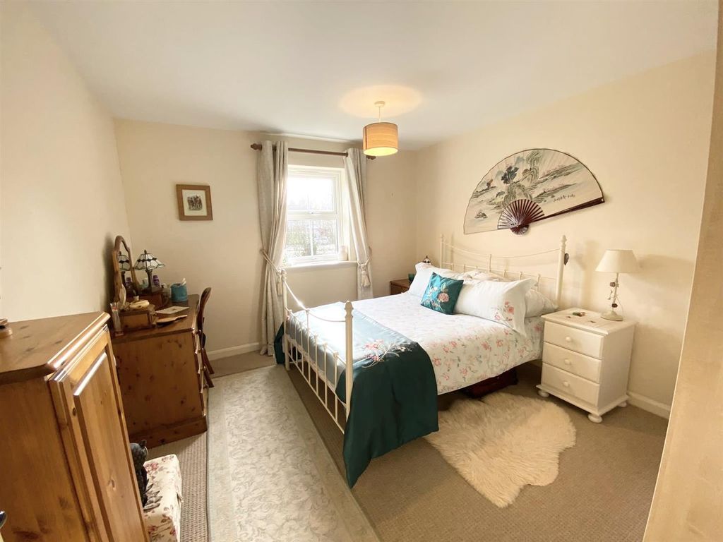 2 bed flat for sale in Loughland Close, Blaby, Leicester LE8, £150,000
