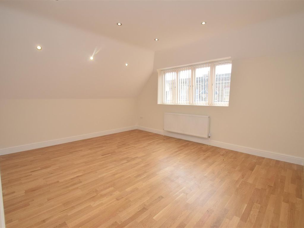 1 bed flat to rent in High Street, New Malden KT3, £1,400 pcm