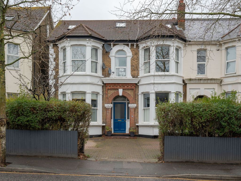 2 bed flat for sale in Fairlop Road, Upper Leytonstone, London E11, £530,000