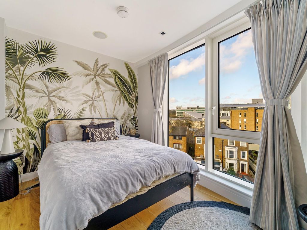 3 bed flat to rent in Kew Bridge Apartments, Kew Bridge Road, Brentford TW8, £7,000 pcm