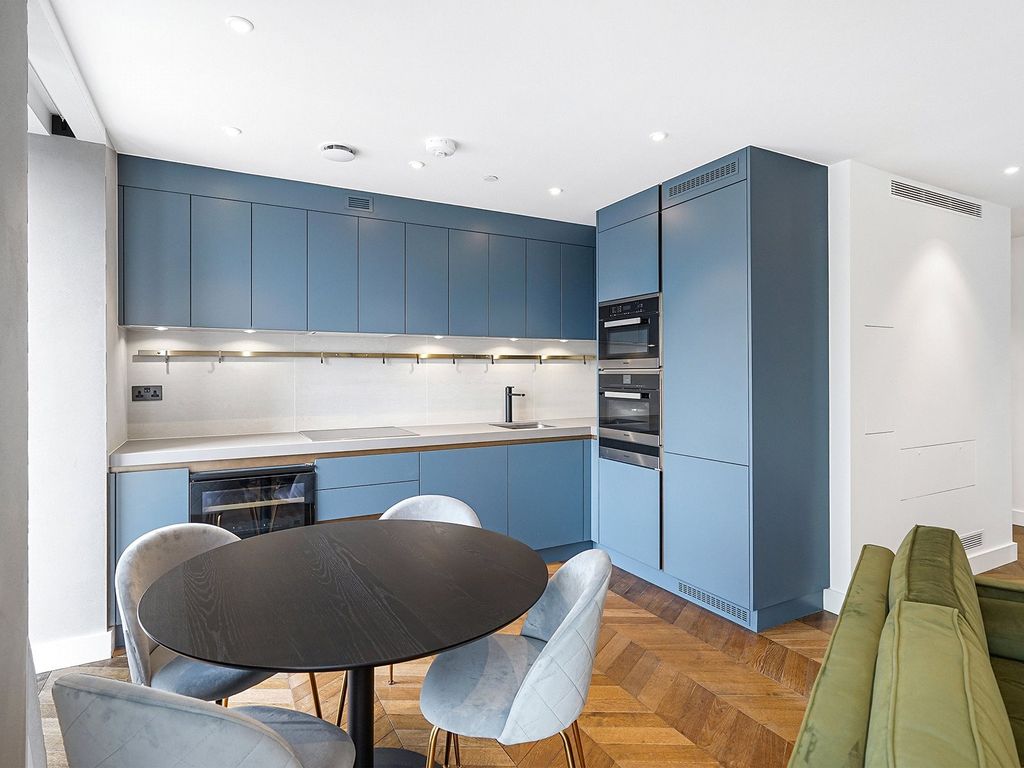 2 bed flat to rent in Newton Street, London WC2B, £5,200 pcm