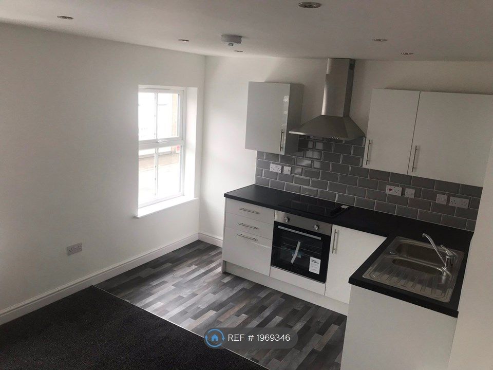 2 bed flat to rent in Canonbury Street, Berkeley GL13, £900 pcm