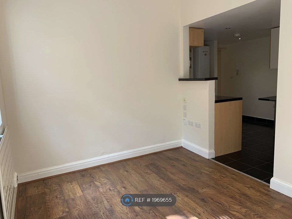 1 bed flat to rent in Bank Chambers, London N8, £1,400 pcm