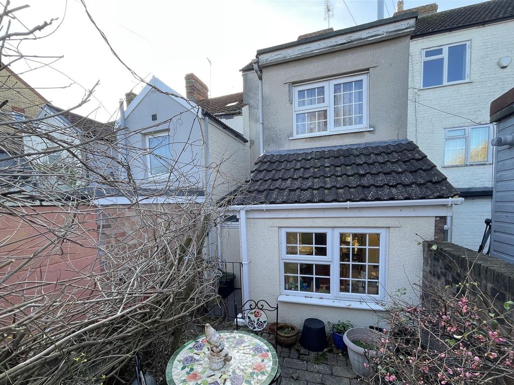 4 bed terraced house for sale in Canon Street, Taunton TA1, £165,000