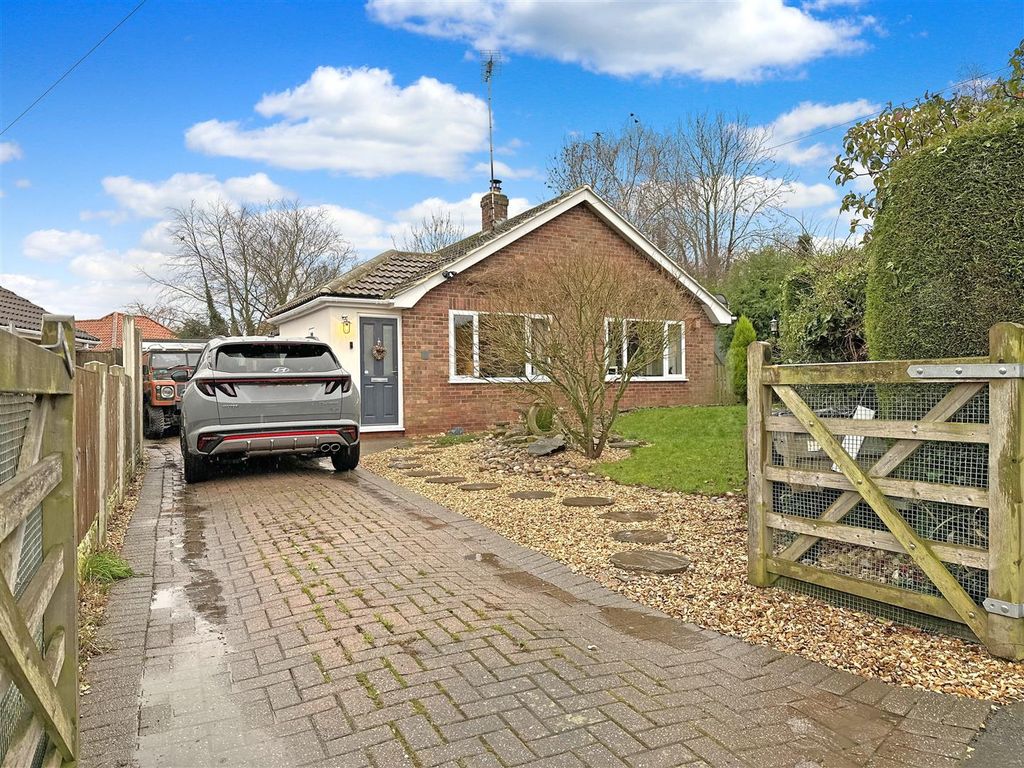 3 bed detached bungalow for sale in The Green, Elston, Newark NG23, £350,000