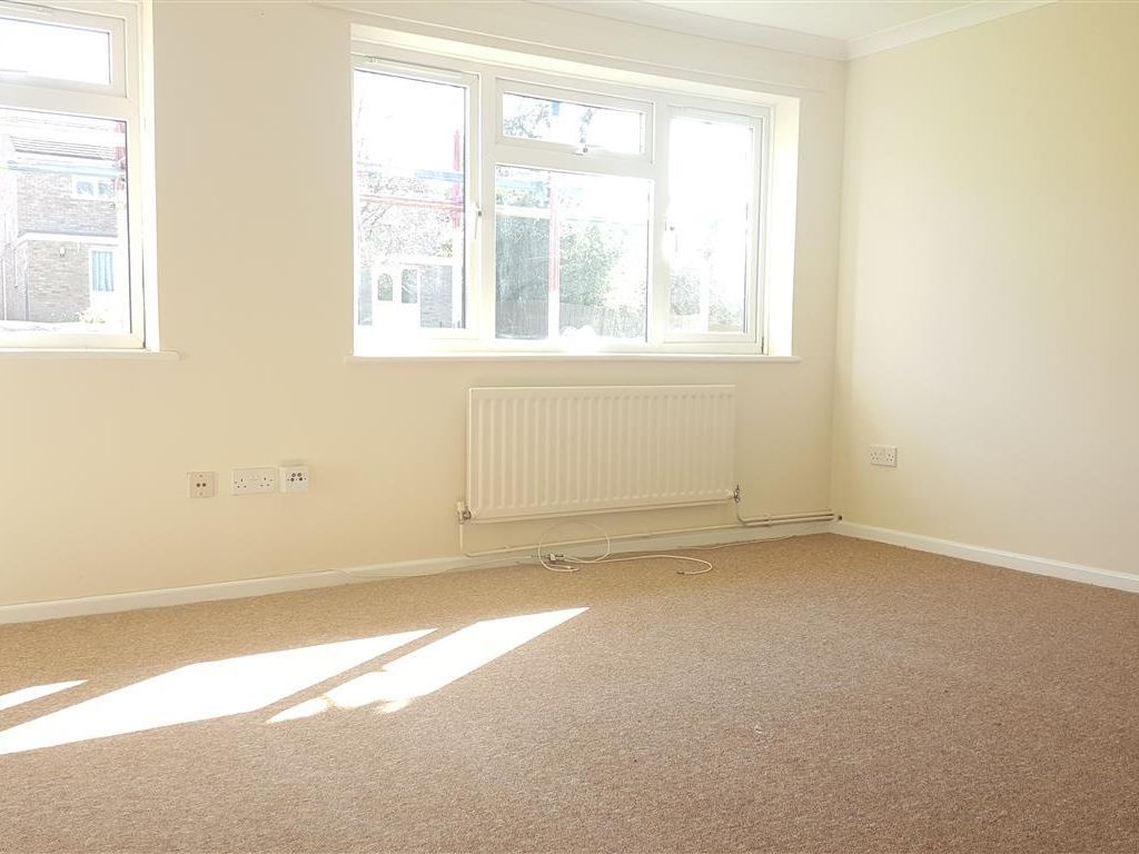 2 bed flat to rent in Meadow Close, Stratford-Upon-Avon CV37, £825 pcm