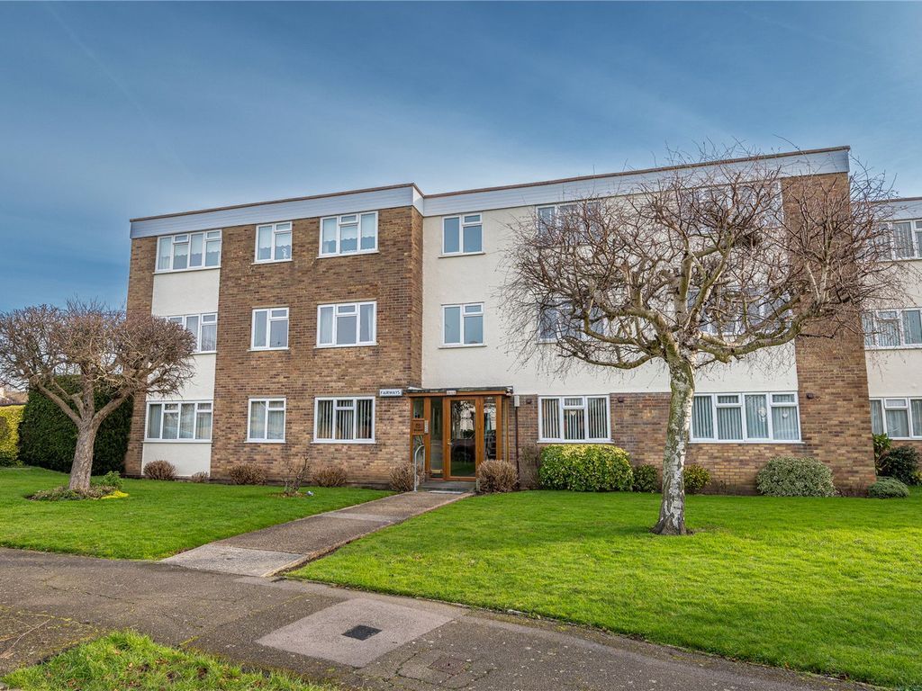 2 bed flat for sale in Fairways, Wyatts Drive, Thorpe Bay, Essex SS1, £375,000