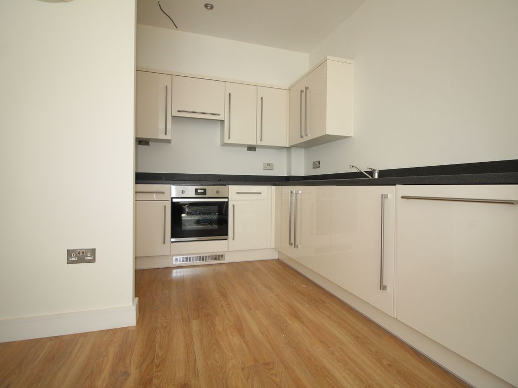 1 bed flat to rent in Oak Road, Leatherhead KT22, £1,250 pcm