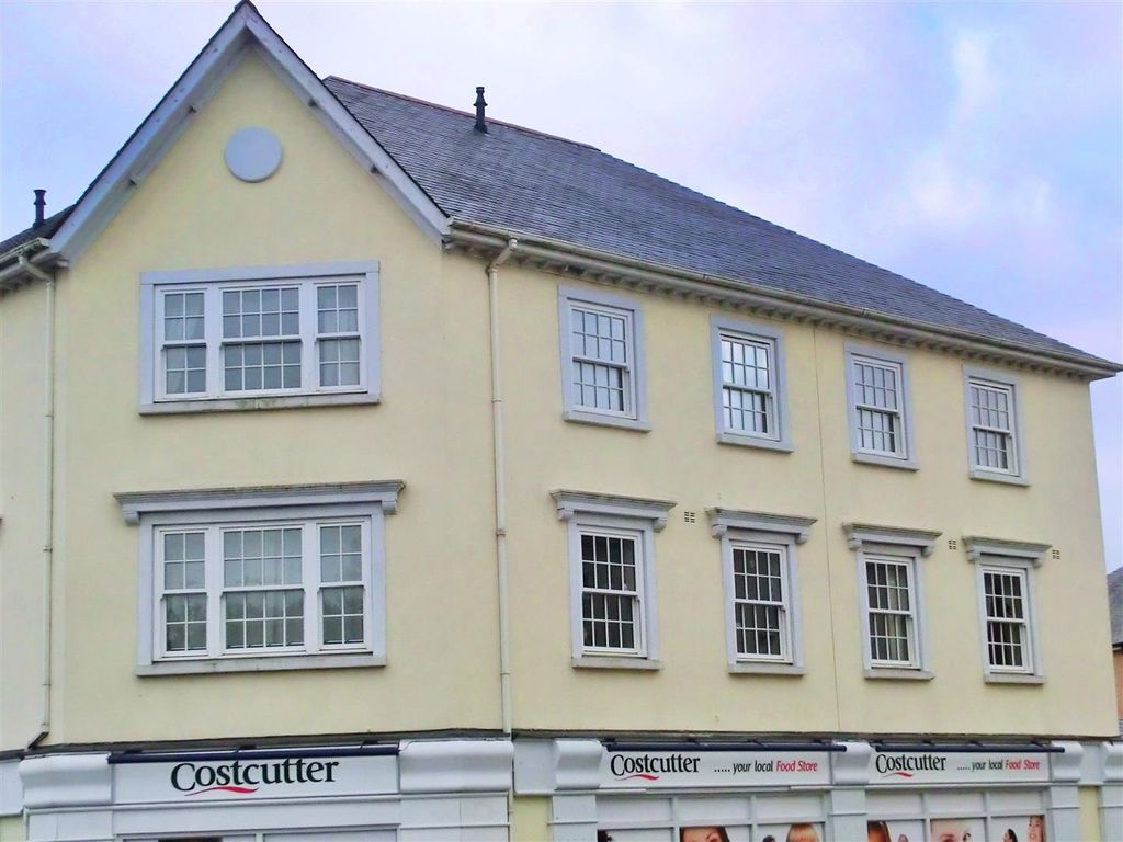 2 bed flat to rent in Carlyon Road, St. Austell PL25, £750 pcm