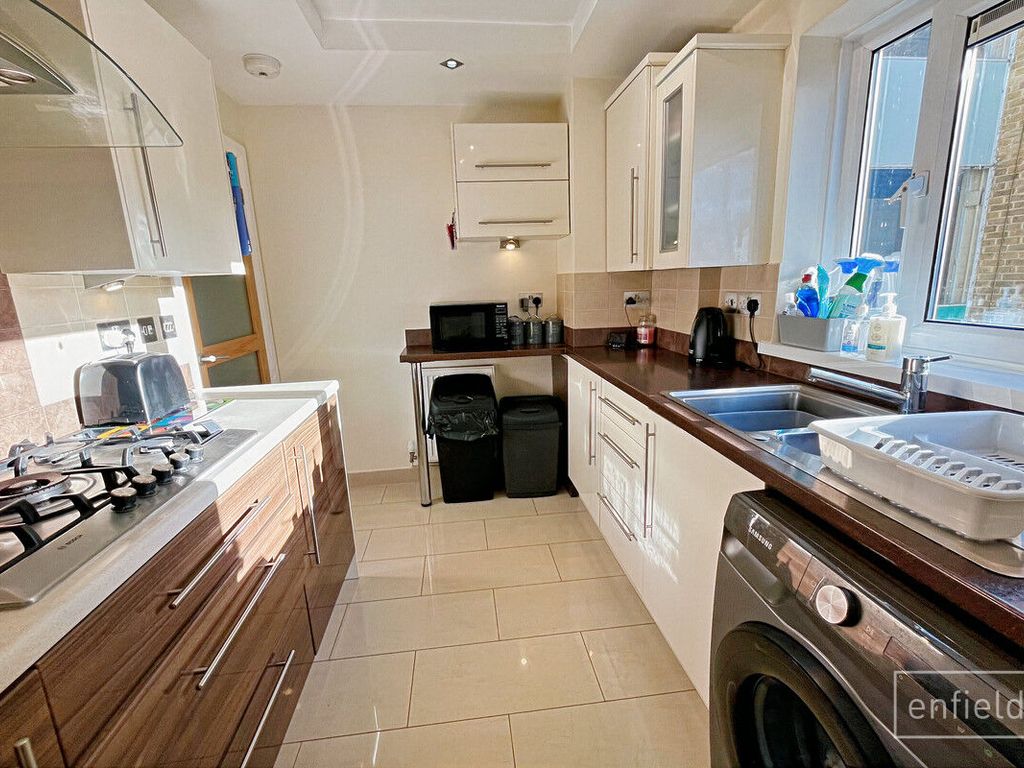 2 bed flat for sale in Linford Crescent, Southampton SO16, £159,950
