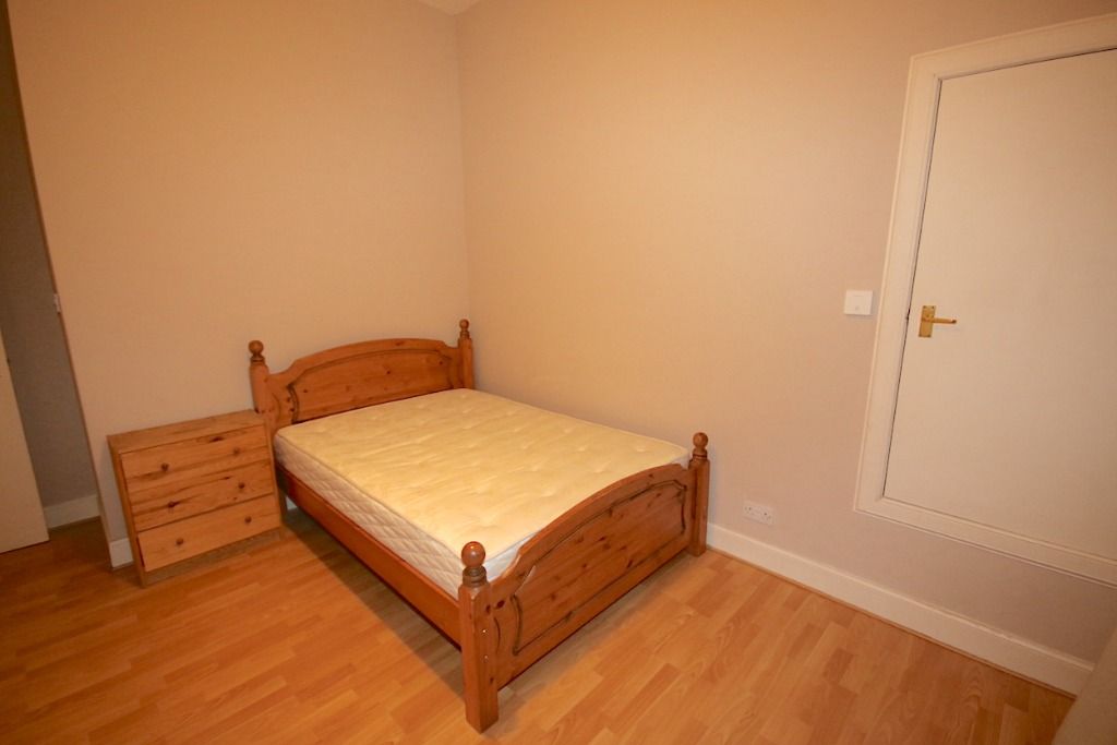 2 bed flat to rent in Morningside Road, Morningside, Edinburgh EH10, £1,450 pcm