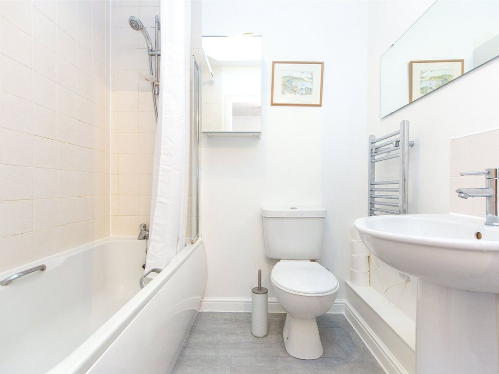 2 bed flat for sale in Barleyfields, Bristol BS2, £260,000