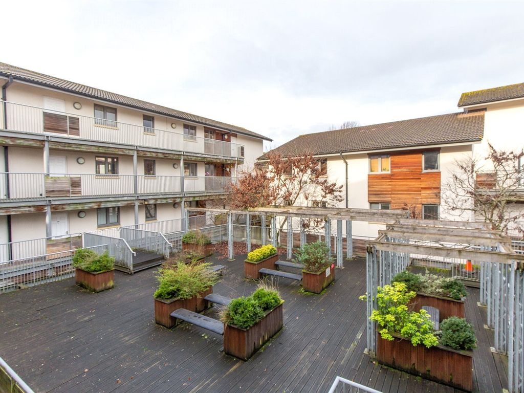 2 bed flat for sale in Barleyfields, Bristol BS2, £260,000