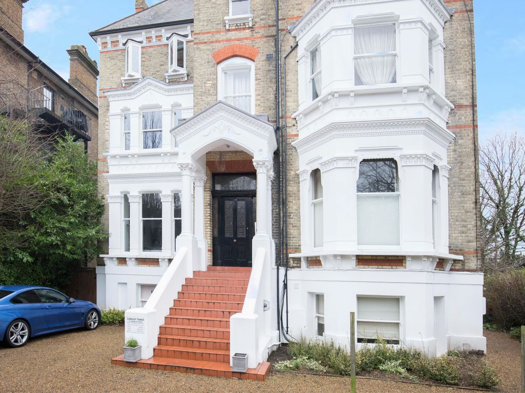 2 bed flat for sale in Langley Road, Surbiton KT6, £465,000