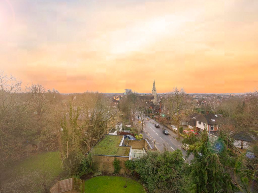 2 bed flat for sale in Langley Road, Surbiton KT6, £465,000