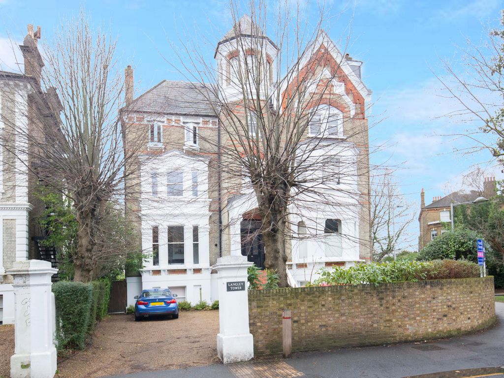 2 bed flat for sale in Langley Road, Surbiton KT6, £465,000