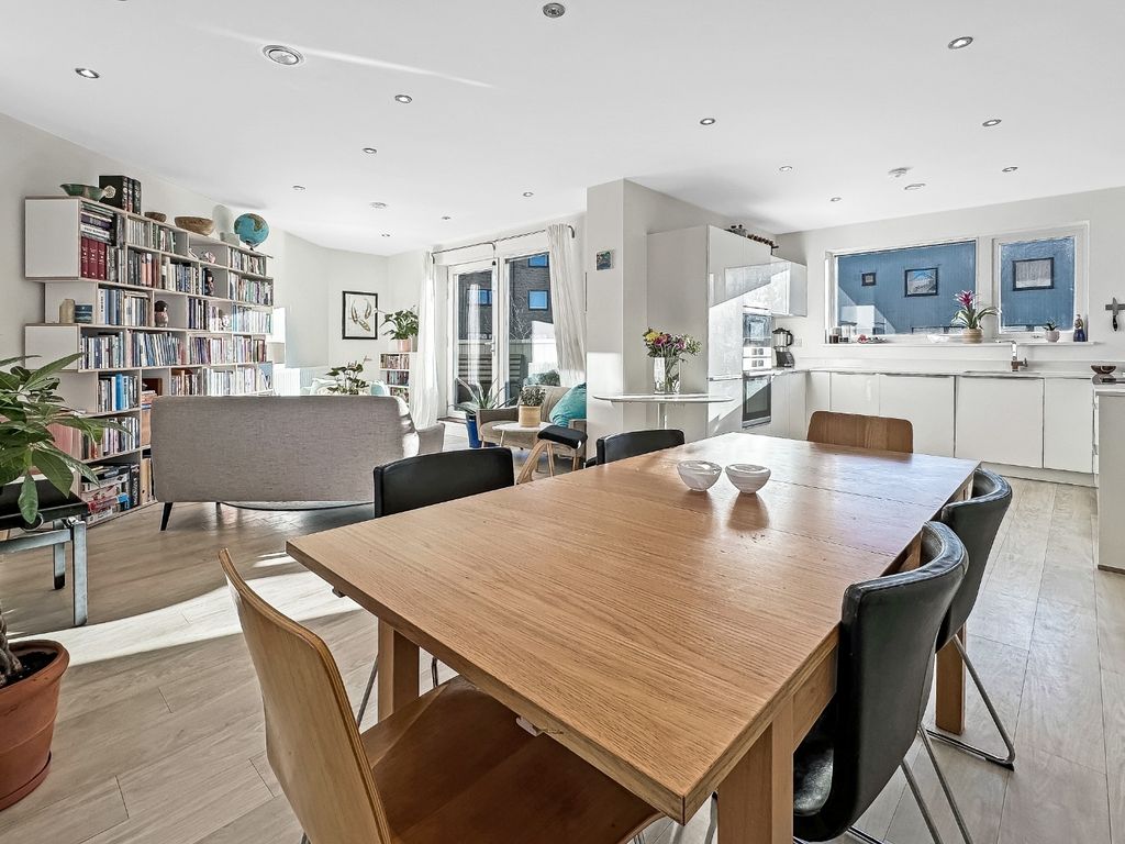 3 bed flat for sale in Dobson Way, Trumpington, Cambridge CB2, £595,000