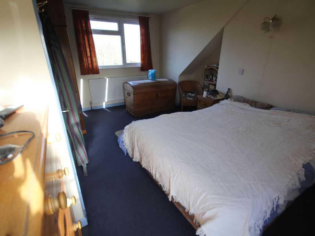 Room to rent in Alderney Gardens, Northolt UB5, £850 pcm