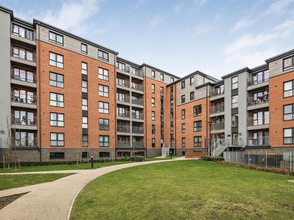 2 bed flat for sale in Silver Street, Reading RG1, £370,000