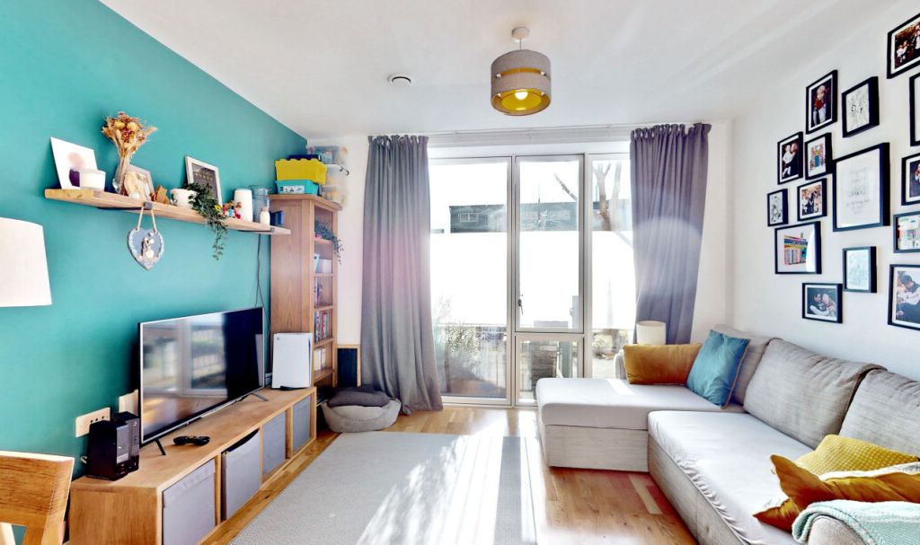 2 bed flat for sale in Sutherland Road Path, London E17, £207,000
