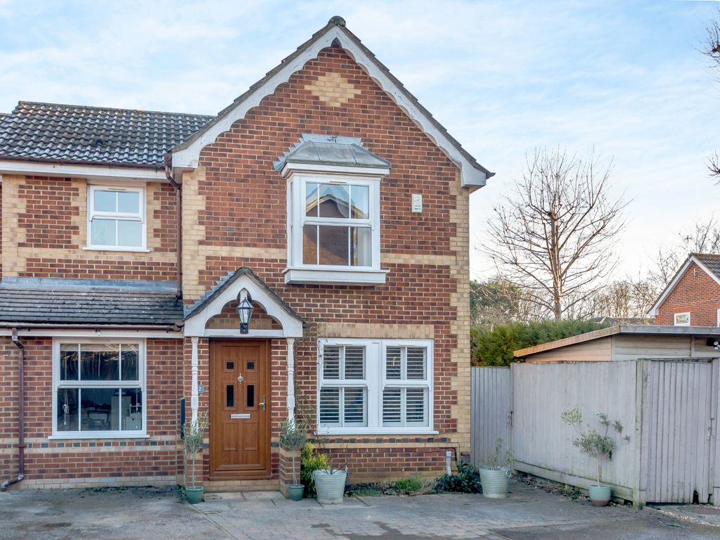 3 bed end terrace house for sale in Governors Close, Amersham HP6, £625,000