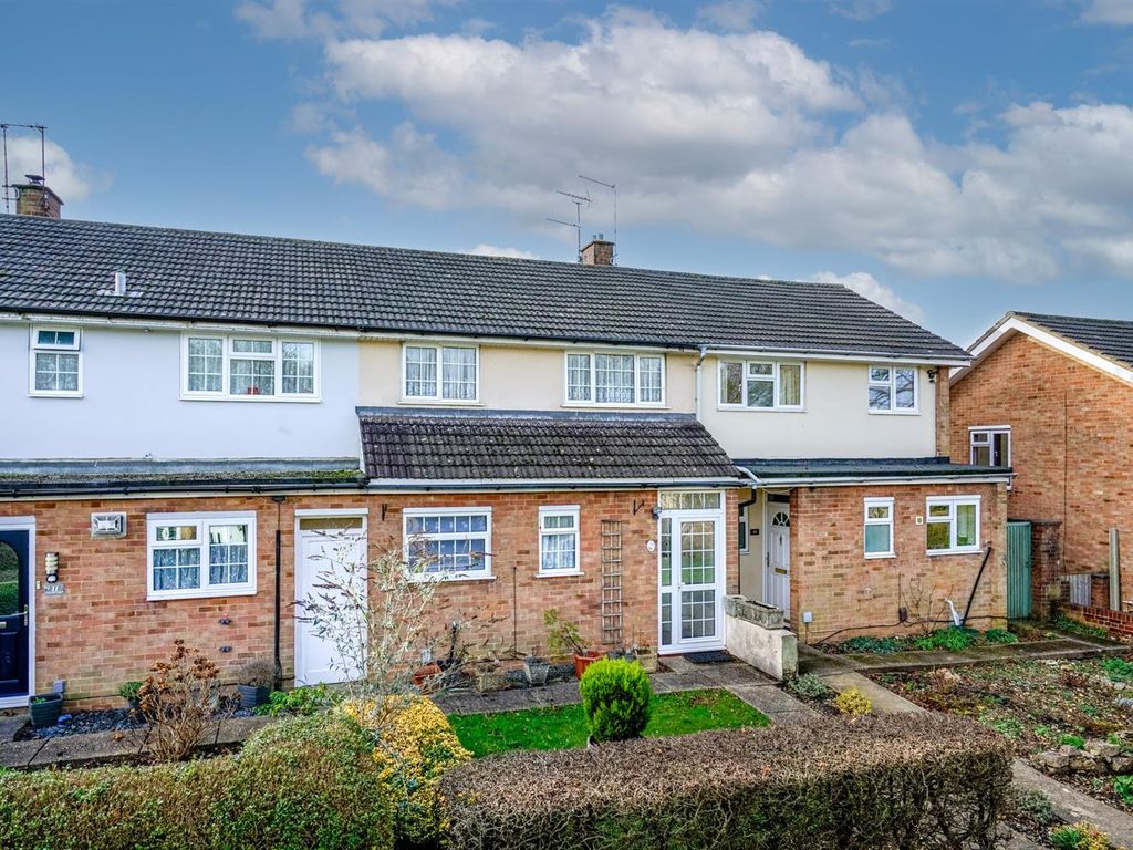 2 bed terraced house for sale in Fallowfield Walk, Gadebridge, Hemel Hempstead, Hertfordshire HP1, £335,000
