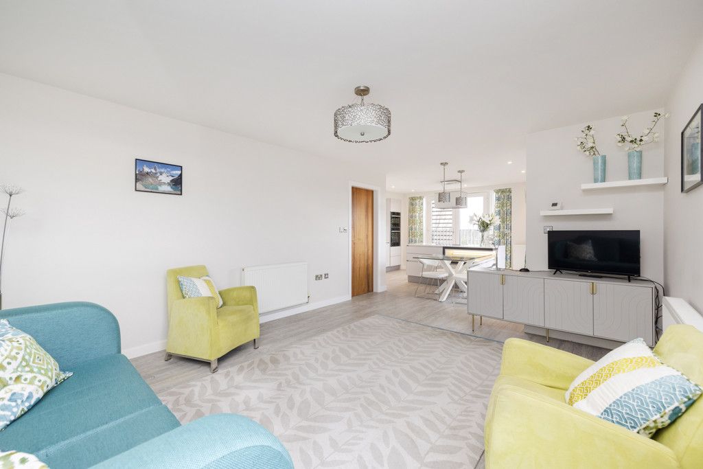 Serviced flat for sale in Flat 8 42 Kimmerghame Drive, Fettes, Edinburgh EH4, £325,000