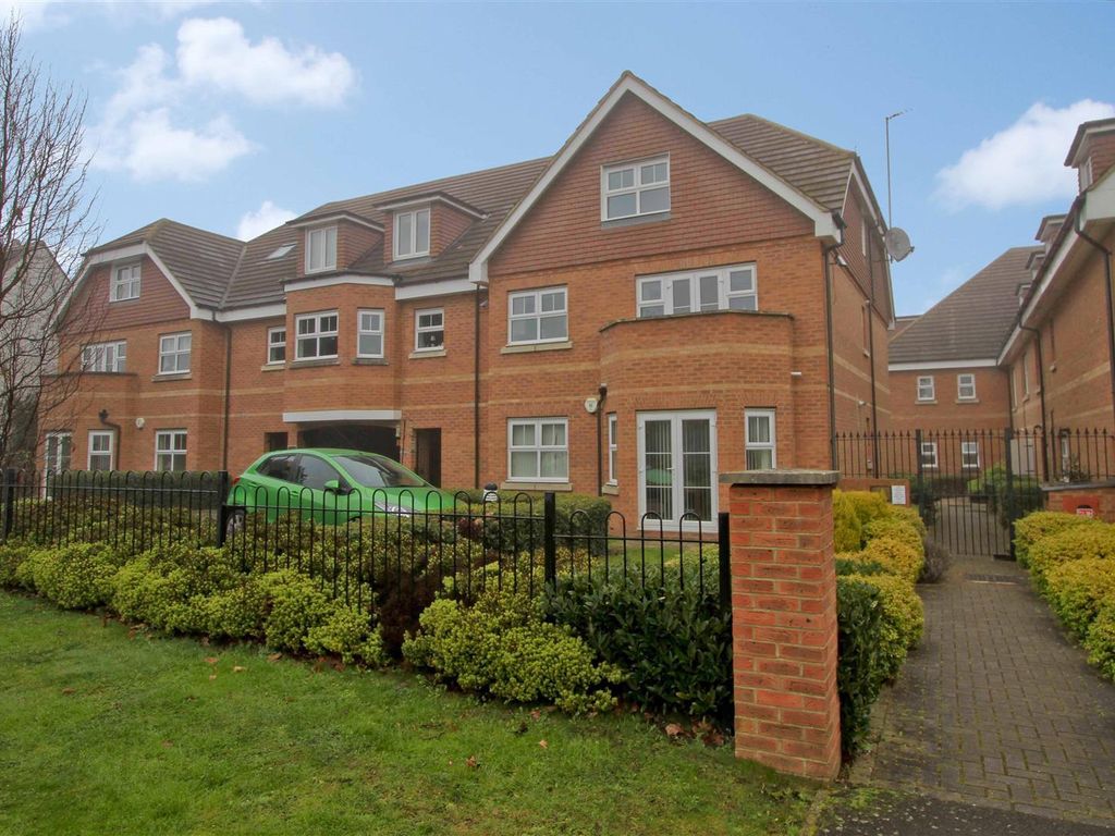 2 bed flat to rent in Cherry Tree House, Wood Lane, Ruislip HA4, £1,800 pcm