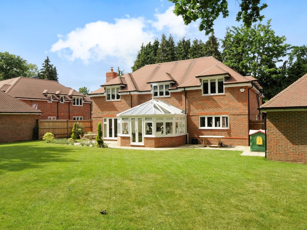 5 bed detached house to rent in Morningside Close, Wentworth, Virginia Water GU25, £5,500 pcm