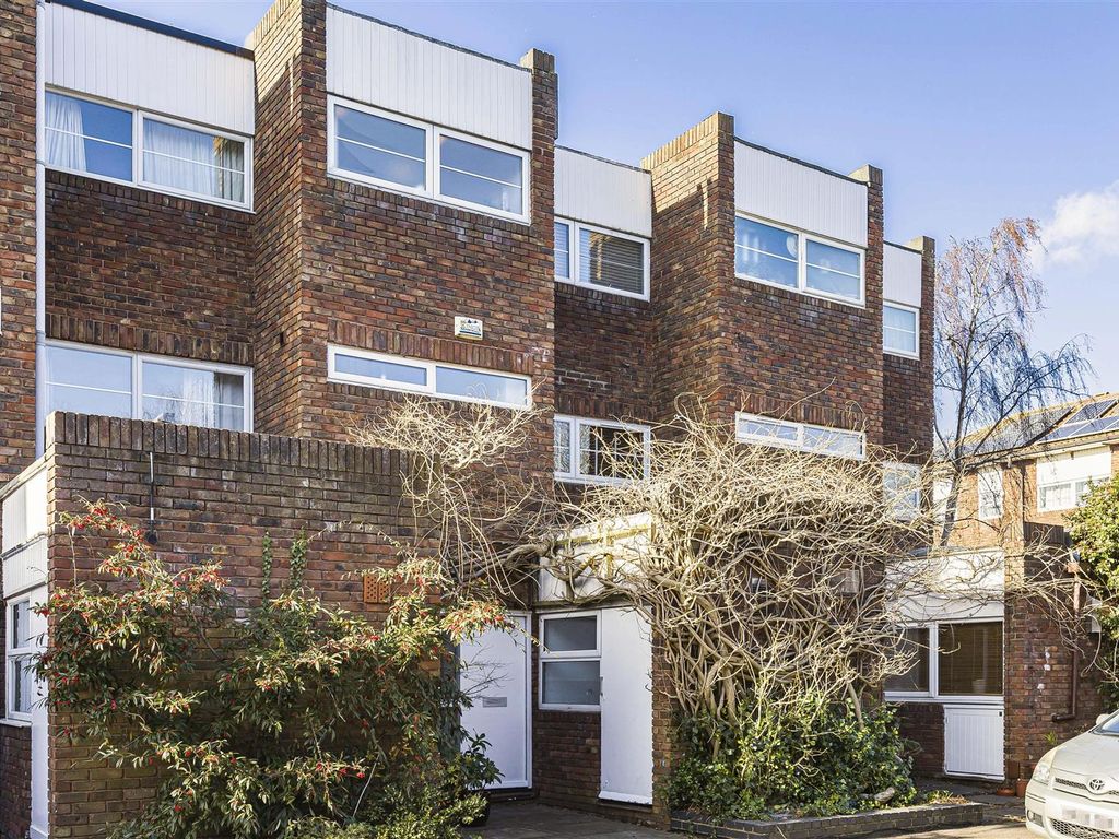3 bed town house for sale in St. Marks Court, Cambridge CB3, £750,000