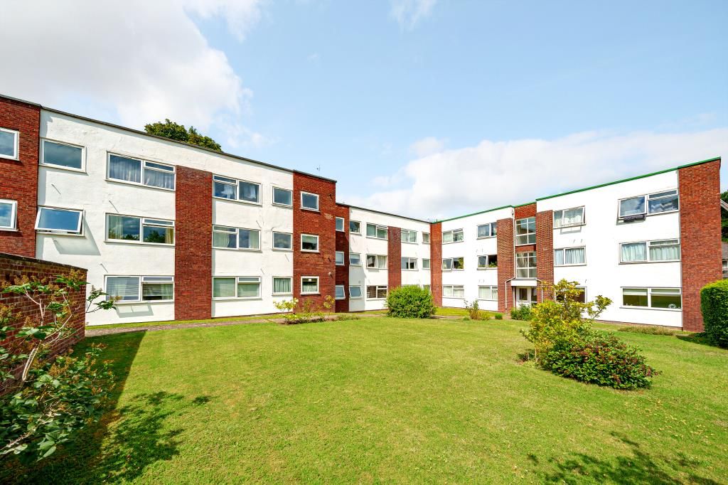 2 bed flat to rent in East Road, Maidenhead SL6, £1,600 pcm