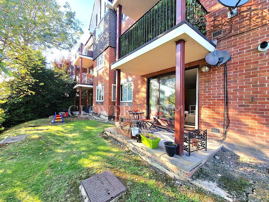 2 bed flat for sale in Chase Ridings, Enfield EN2, £340,000