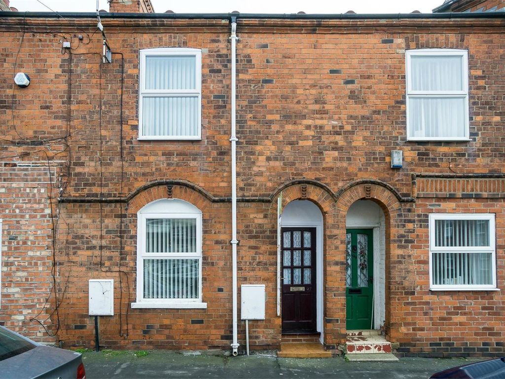 2 bed terraced house to rent in Queen Street, Withernsea HU19, £550 pcm