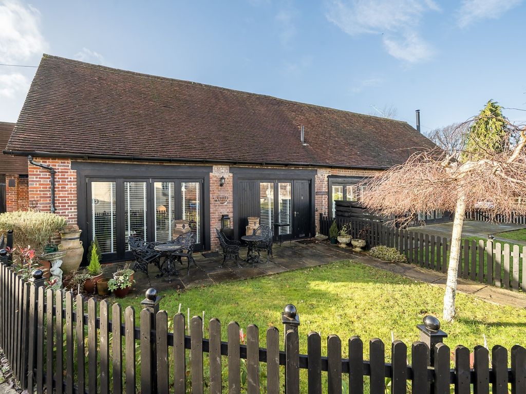 2 bed barn conversion for sale in Kingshill Way, Berkhamsted HP4, £700,000