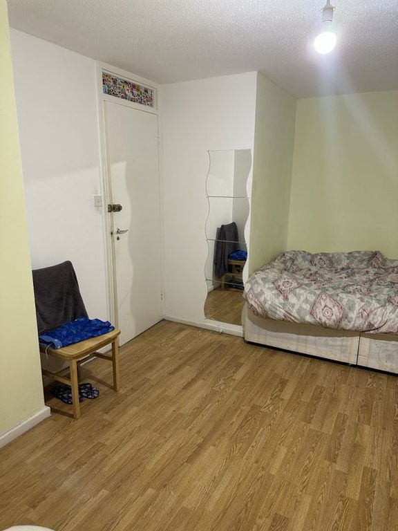 Room to rent in Canrobert Street, London E2, £997 pcm