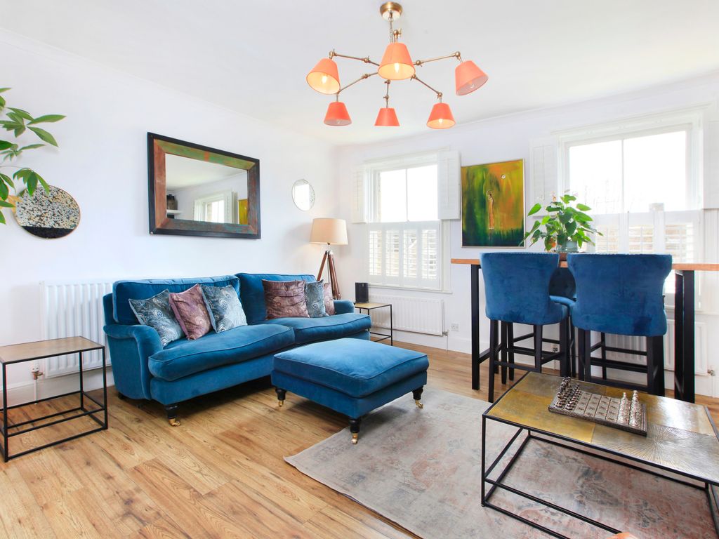 2 bed flat for sale in Balham New Road, Balham, London SW12, £775,000