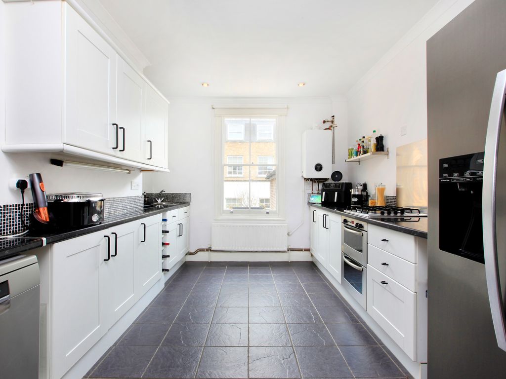 2 bed flat for sale in Balham New Road, Balham, London SW12, £775,000