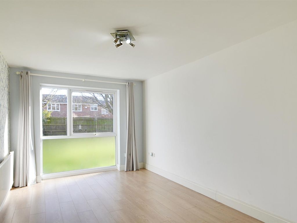 1 bed flat to rent in Aylsham Drive, Ickenham UB10, £1,250 pcm