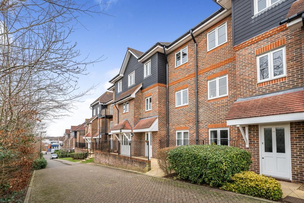 2 bed flat to rent in High Wycombe, Buckinghamshire HP13, £1,350 pcm