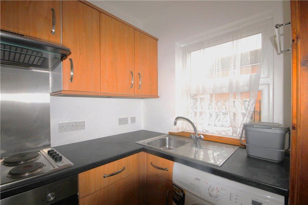 1 bed maisonette to rent in Liberty Lane, Addlestone, Surrey KT15, £1,250 pcm