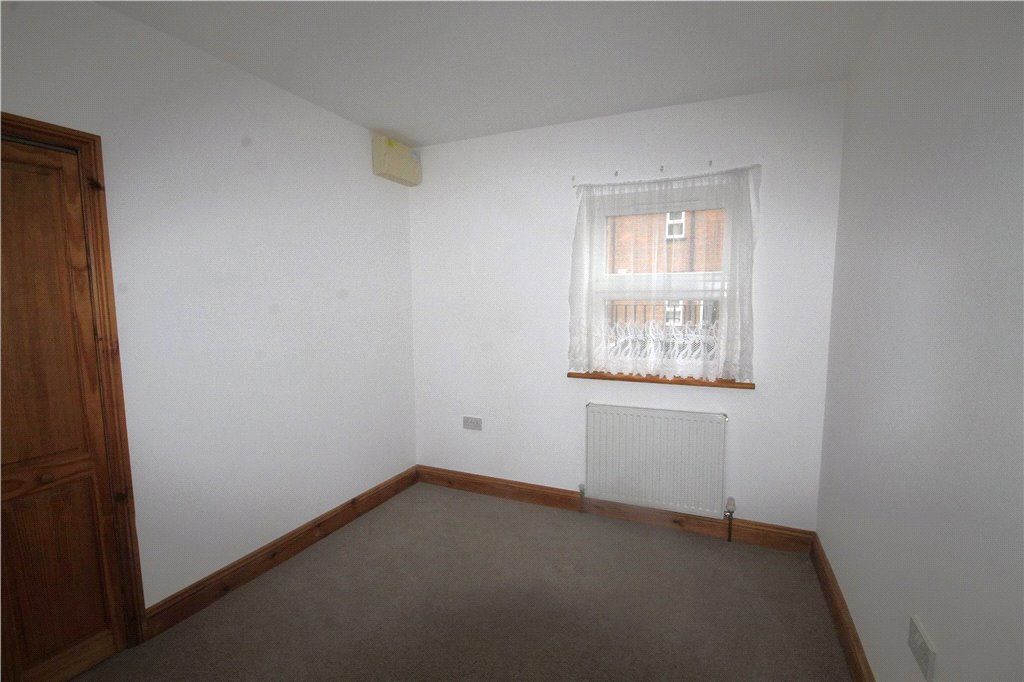 1 bed maisonette to rent in Liberty Lane, Addlestone, Surrey KT15, £1,250 pcm