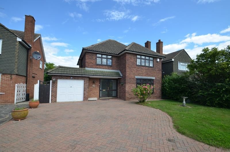 4 bed detached house to rent in Chichester Avenue, Ruislip HA4, £2,800 pcm