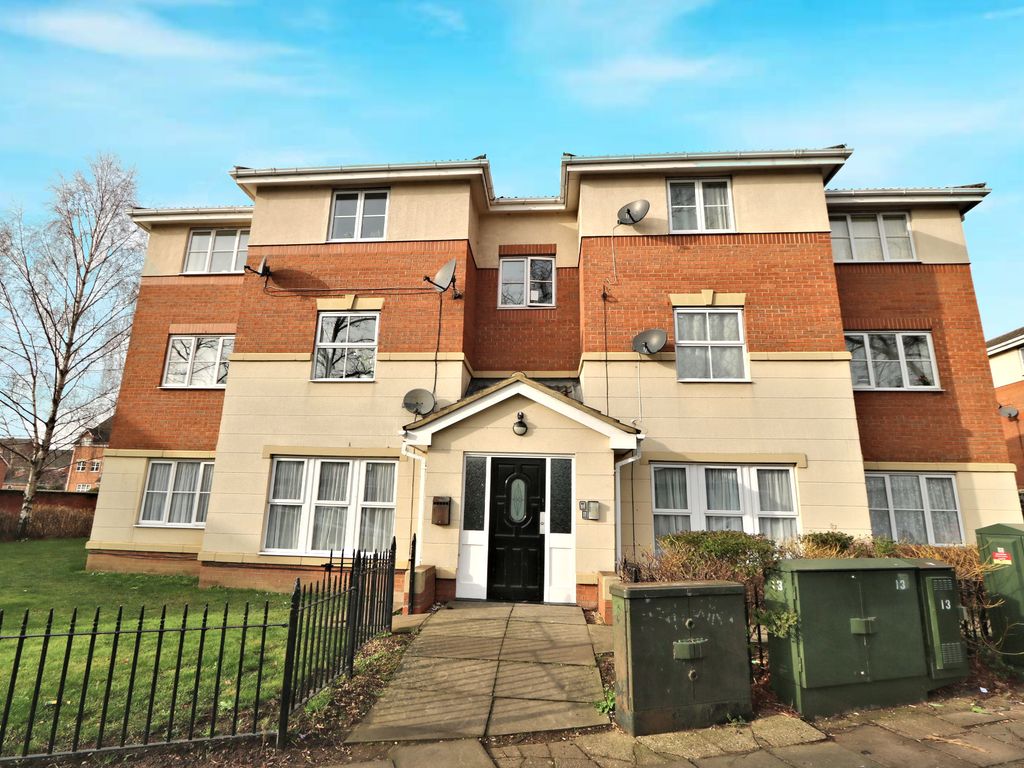 2 bed flat for sale in Gillespie Close, Bedford MK42, £160,000