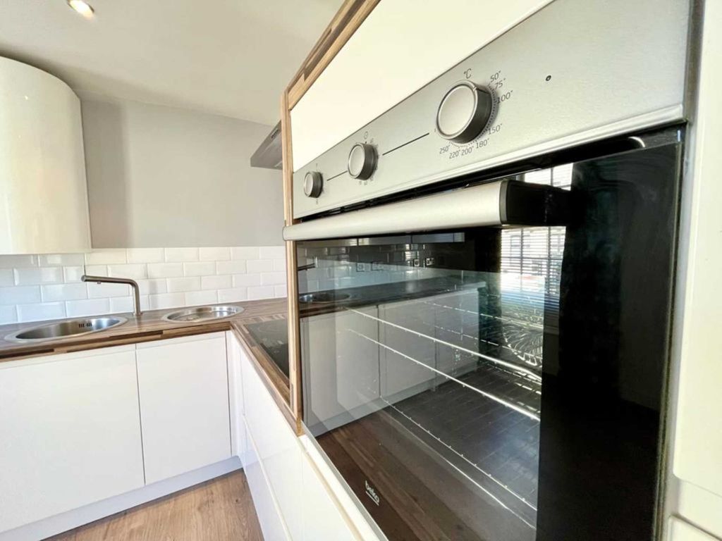 1 bed flat for sale in High Street, Newport Pagnell MK16, £175,000