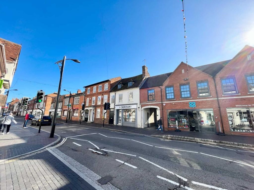 1 bed flat for sale in High Street, Newport Pagnell MK16, £175,000