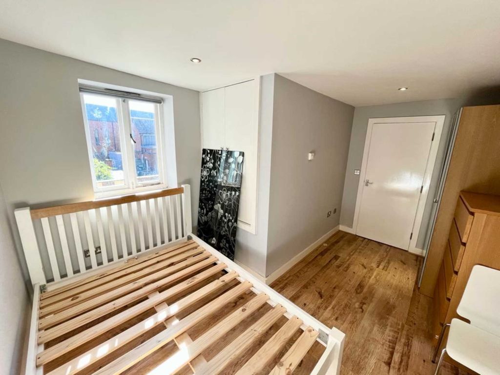 1 bed flat for sale in High Street, Newport Pagnell MK16, £175,000