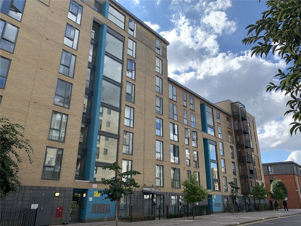 1 bed flat to rent in Crawford Court, Colindale NW9, £1,650 pcm