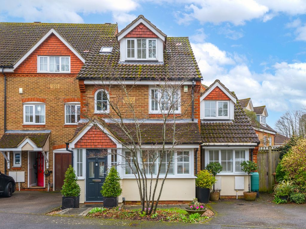 4 bed end terrace house for sale in Bassett Drive, Reigate RH2, £850,000