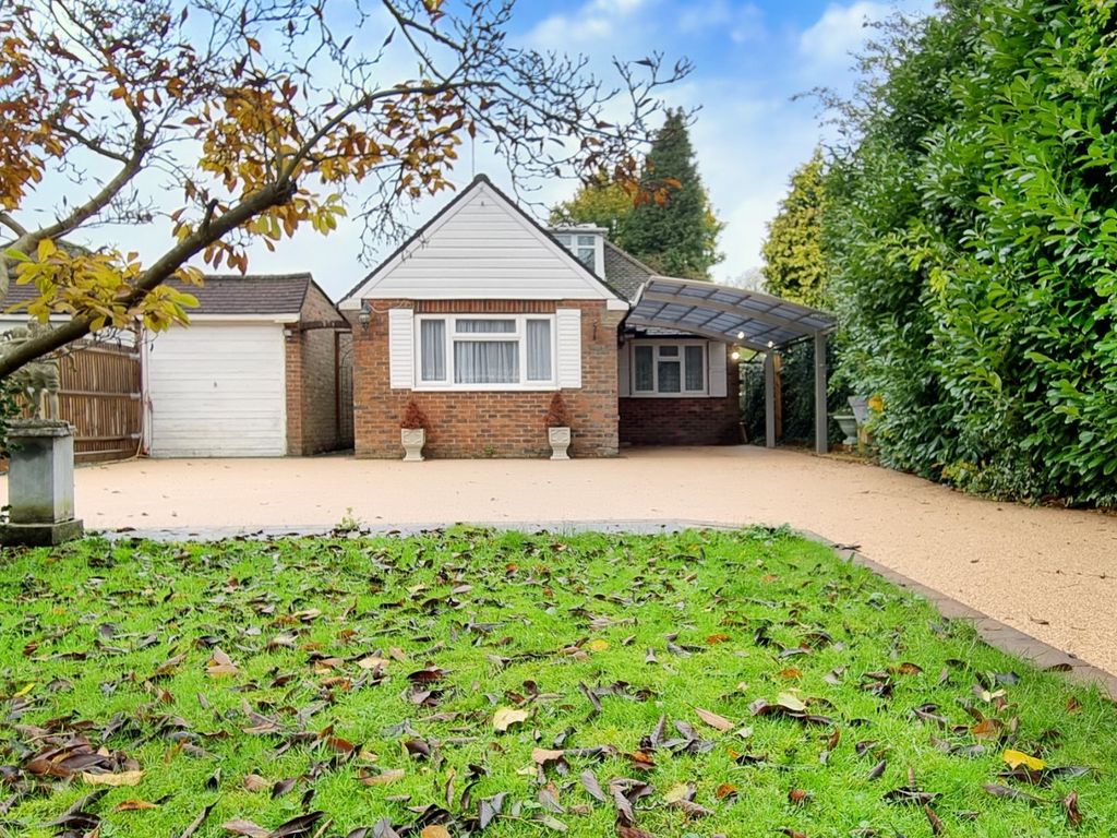 3 bed bungalow for sale in Horley, Surrey RH6, £500,000